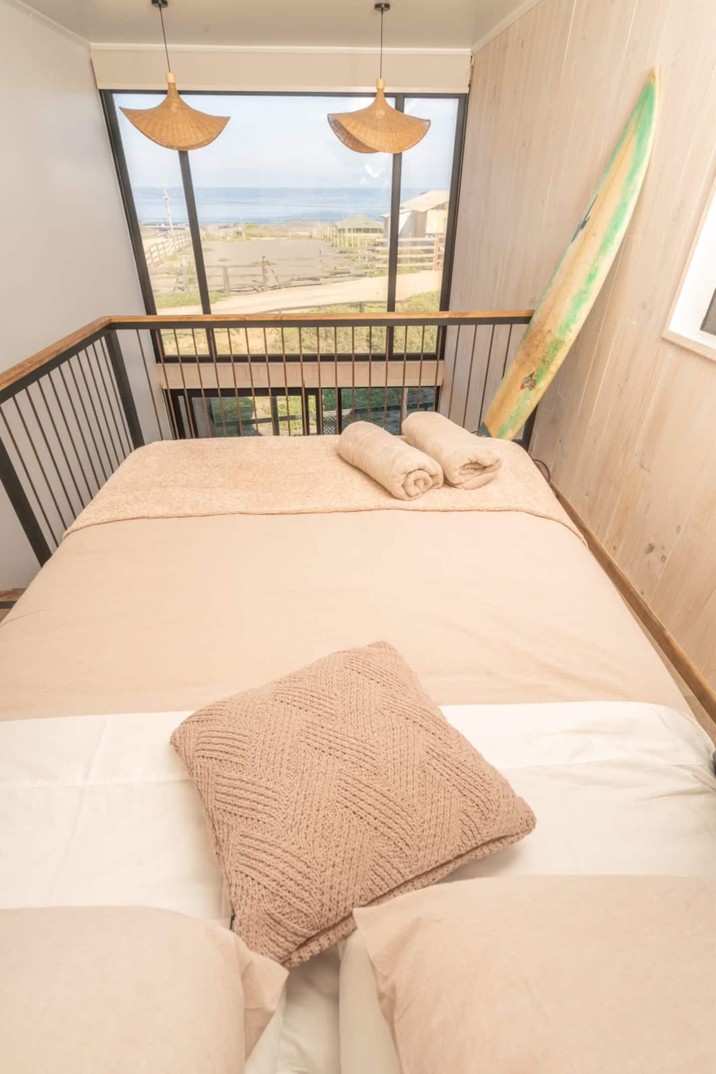 Cama de dos plazas en el altillo con vista al mar