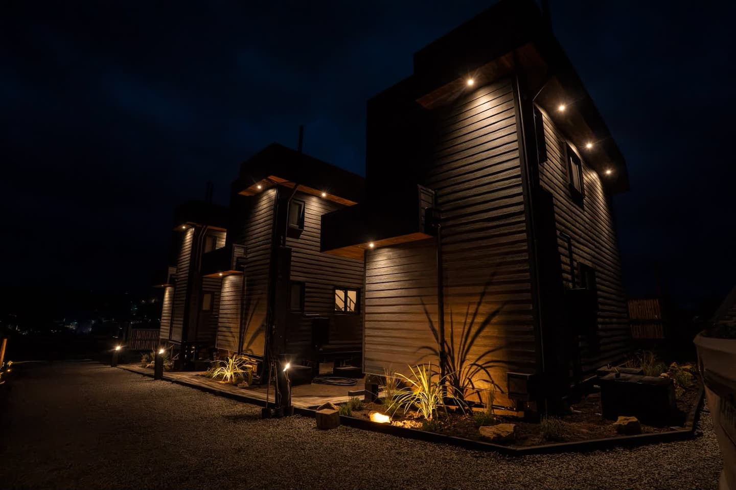 Los tres lofts de Vento Loft iluminados de noche